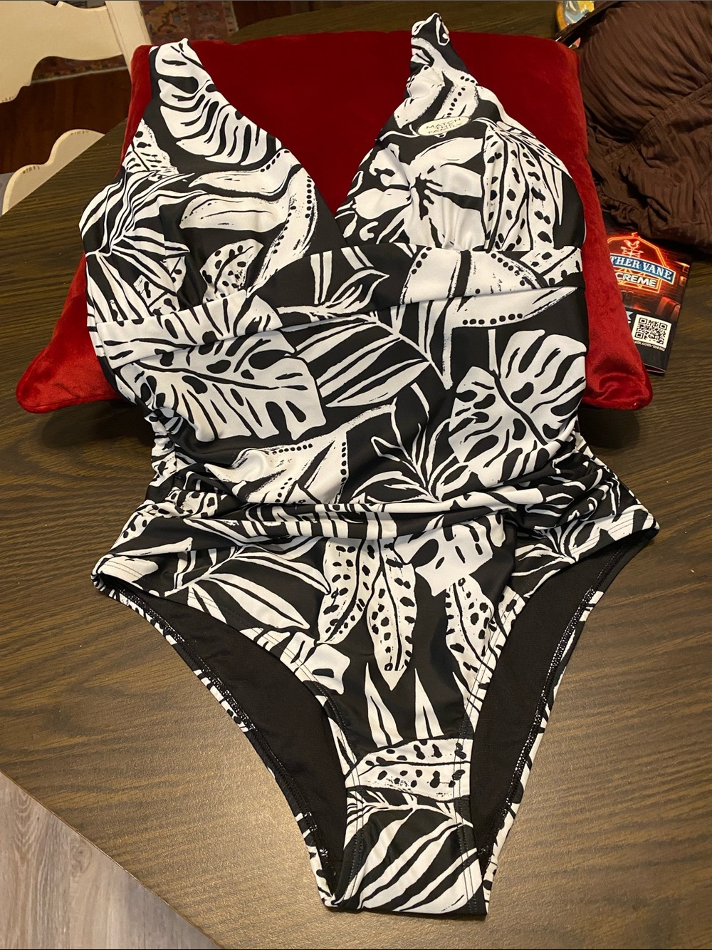 Women’s Black & White Leaf Print One-Piece Swimsuit